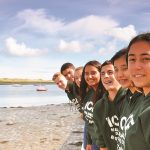 Gli studenti del programma in famiglia della Irish College of English mentre stanno in una spiaggia di Malahide