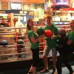 Gli studenti del programma in famiglia della Irish College of English durante una partita di bowling