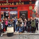 Gli studenti del programma in famiglia della Irish College of English durante un'escursione