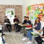 Una classe per ragazzi della scuola aperta tutto l'anno della Irish College of English a Malahide