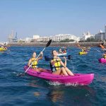 Gli studenti del programma per ragazzi CLIC Cádiz vanno sul kayak