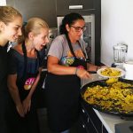Gli studenti del programma per ragazzi CLIC Cádiz a lezione di cucina spagnola