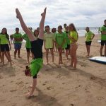 Gli studenti del programma per ragazzi CLIC Cádiz durante degli sport di spiaggia