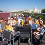 Gli studenti del programma per ragazzi CLIC Cádiz socializzano sulla terrazza della scuola