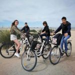 Gli studenti del programma per ragazzi CLIC Cádiz durante un tour in bici