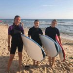 Gli studenti del programma per ragazzi CLIC Cádiz fanno surf