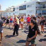 Gli studenti del programma per ragazzi CLIC Cádiz imparano a ballare salsa