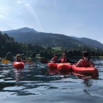 Gli studenti dei Village Camps Zell am See vanno in kayak sul lago
