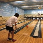 Gli studenti dei Village Camps Zell am See giocano a bowling