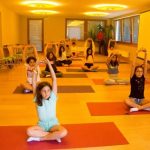 Gli studenti dei Village Camps Zell am See fanno yoga