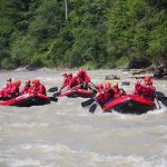 Gli studenti dei Village Camps Zell am See durante un'avventura in rafting