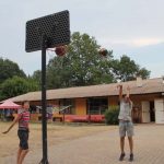 Village Camps Ardèche students play basketball