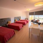 Una stanza quadrupla nell'alloggio dei Village Camps Santa Cruz Summer Camp