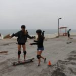 Gli studenti dei Village Camps Santa Cruz vanno in skateboard