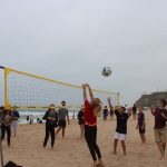 Gli studenti dei Village Camps Santa Cruz giocano a beach volley