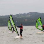 Gli studenti dei Village Camps Santa Cruz vanno sul windsurf