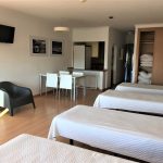 Una stanza quadrupla nell'alloggio dei Village Camps Santa Cruz Summer Camp