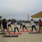 Gli studenti dei Village Camps Santa Cruz fanno yoga