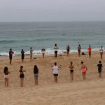 Gli studenti dei Village Camps Santa Cruz durante degli esercizi in spiaggia