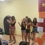 Gli studenti dei Village Camps Santa Cruz durante delle attività serali