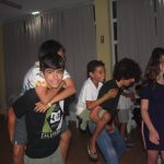 Gli studenti dei Village Camps Santa Cruz  durante delle attività serali