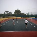 Il campo da tennis dei Village Camps Santa Cruz 