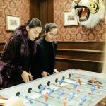 Gli studenti dell'Institut auf dem Rosenberg Summer Camp giocano a biliardino