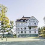Gli edifici del campus e i campi di tennis dell'Institut auf dem Rosenberg