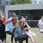 Gli studenti dell'Institut auf dem Rosenberg Summer Camp giocano all'aperto