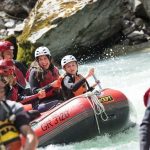 Gli studenti della Hochalpines Institut Ftan Summer Camp fanno rafting