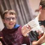 Gli studenti della Hochalpines Institut Ftan Summer Camp a lezione di artigianato