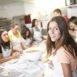 Gli studenti della Hochalpines Institut Ftan Summer Camp a lezione di cucina
