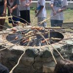 Gli studenti della Hochalpines Institut Ftan Summer Camp durante un barbecue