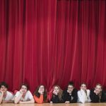 Gli studenti della Hochalpines Institut Ftan Summer Camp preparano uno spettacolo teatrale