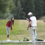 Gli studenti della Hochalpines Institut Ftan Summer Camp giocano a golf