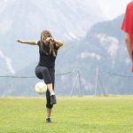 Gli studenti della Hochalpines Institut Ftan Summer Camp giocano a calcio
