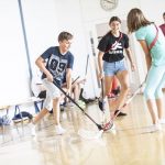 Gli studenti della Hochalpines Institut Ftan Summer Camp giocano a hockey sul prato