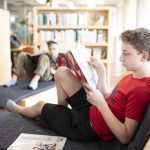 Gli studenti della Hochalpines Institut Ftan in biblioteca