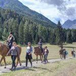 Gli studenti della Hochalpines Institut Ftan Summer Camp vanno a cavallo