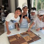 Gli studenti dei Village Camps Leysin imparano a fare il cioccolato