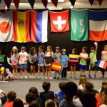 Gli studenti dei Village Camps Leysin durante delle attività serali