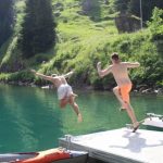 Gli studenti dei Village Camps Leysin si tuffano nel lago