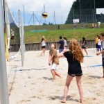 Gli studenti dei Village Camps Leysin giocano a beach volley