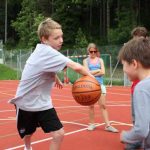 Gli studenti dei Village Camps Leysin giocano a basket