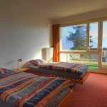 Una stanza doppia nell'alloggio dei Village Camps Leysin Summer Camp