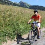 Gli studenti dei Village Camps Leysin vanno in bici