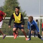 Gli studenti dei Village Camps Leysin giocano a calcio