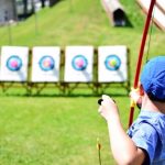 Gli studenti dei Village Camps Leysin tirano con l'arco
