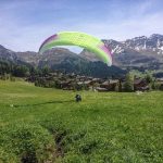 Gli studenti del Campo Estivo Les Elfes fanno parapendio