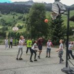 Gli studenti del Campo Estivo Les Elfes giocano a basket